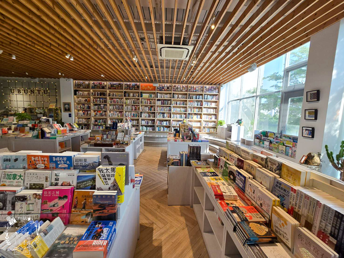台南｜烏邦圖書店環河店｜純白系絕美景觀咖啡廳與壯觀書店？在運河畔旁愜意品味咖啡甜點