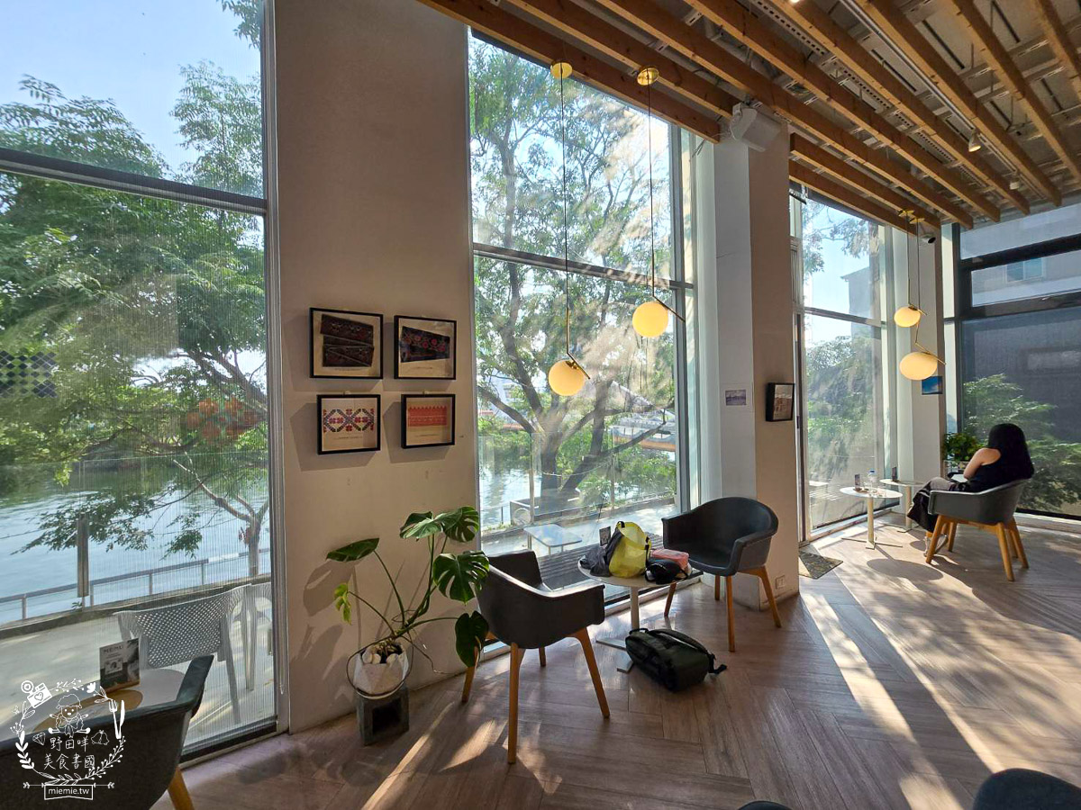 台南｜烏邦圖書店環河店｜純白系絕美景觀咖啡廳與壯觀書店？在運河畔旁愜意品味咖啡甜點