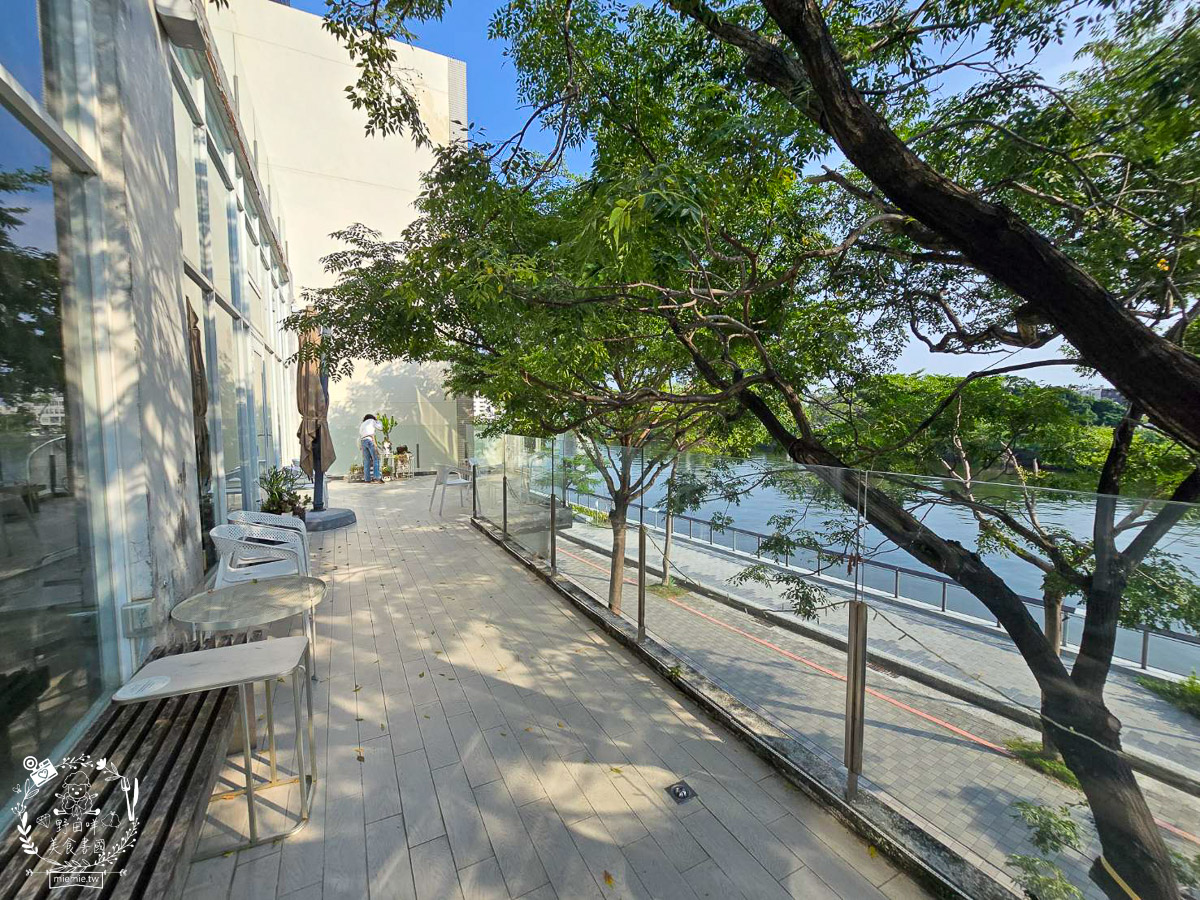 台南｜烏邦圖書店環河店｜純白系絕美景觀咖啡廳與壯觀書店？在運河畔旁愜意品味咖啡甜點