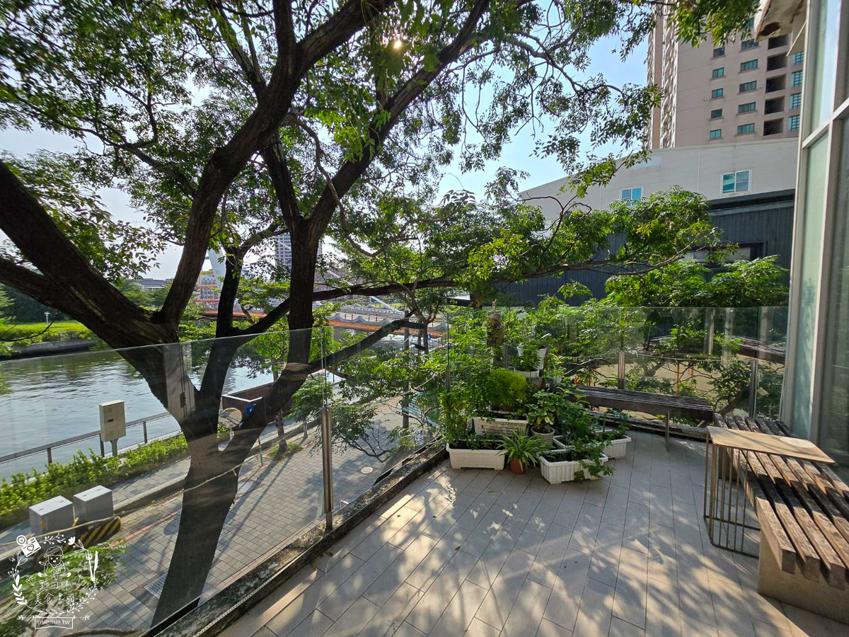 台南｜烏邦圖書店環河店｜純白系絕美景觀咖啡廳與壯觀書店？在運河畔旁愜意品味咖啡甜點