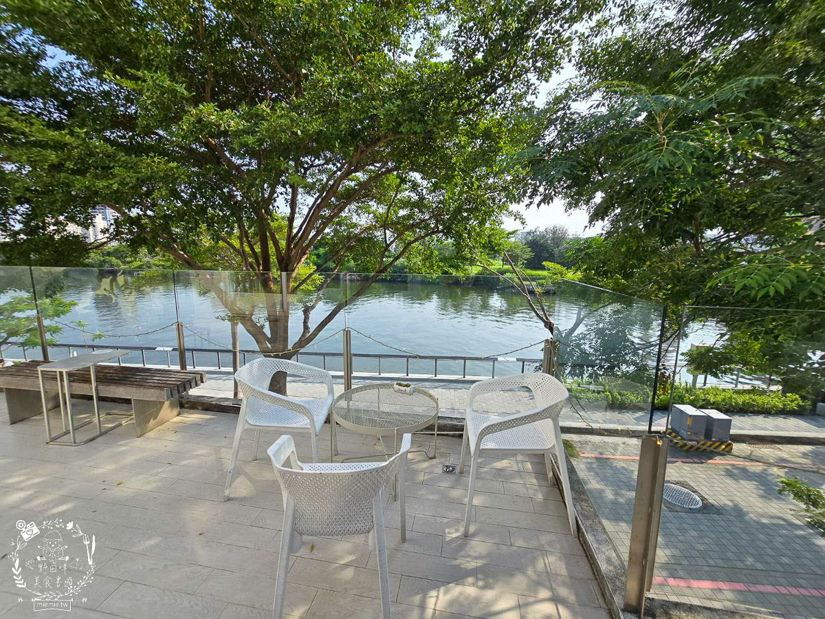 台南｜烏邦圖書店環河店｜純白系絕美景觀咖啡廳與壯觀書店？在運河畔旁愜意品味咖啡甜點