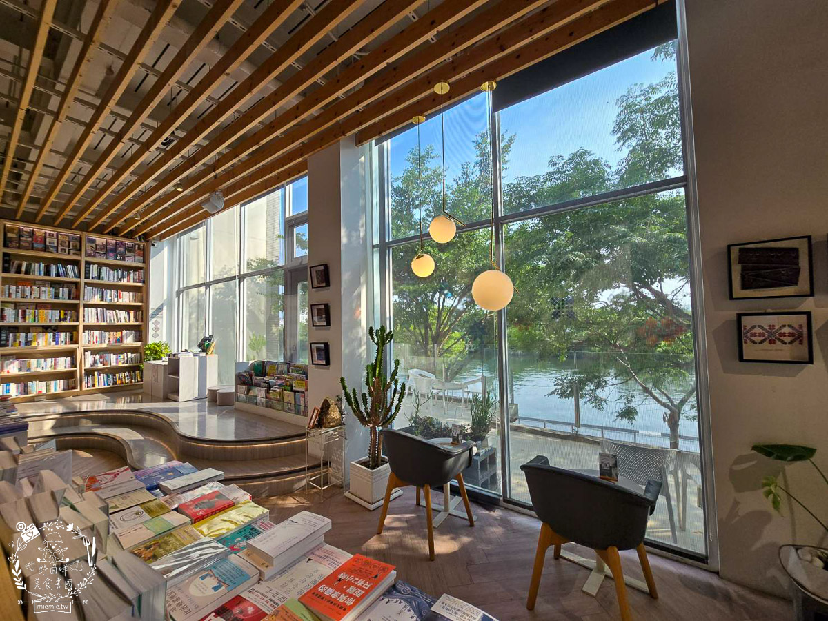 台南｜烏邦圖書店環河店｜純白系絕美景觀咖啡廳與壯觀書店？在運河畔旁愜意品味咖啡甜點