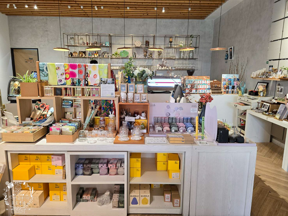 台南｜烏邦圖書店環河店｜純白系絕美景觀咖啡廳與壯觀書店？在運河畔旁愜意品味咖啡甜點