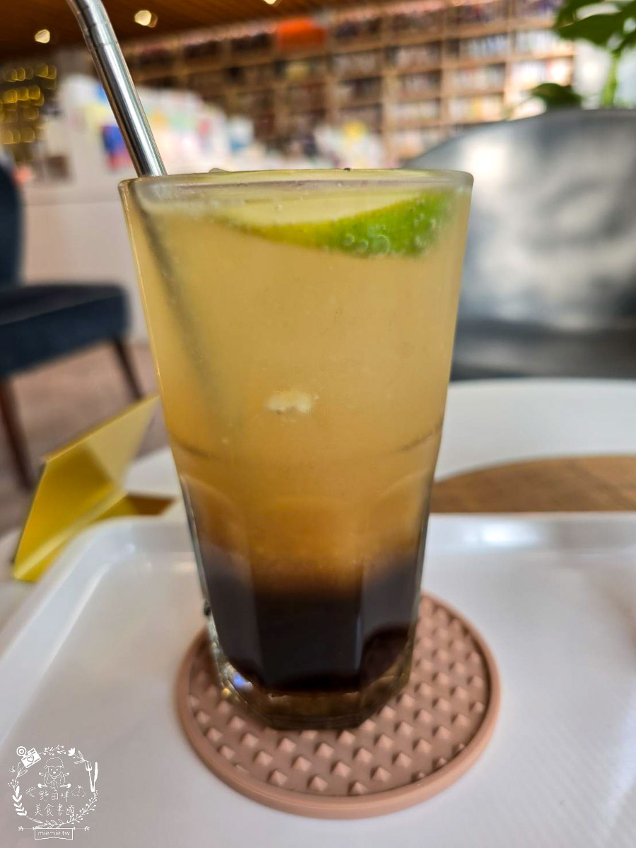 台南｜烏邦圖書店環河店｜純白系絕美景觀咖啡廳與壯觀書店？在運河畔旁愜意品味咖啡甜點