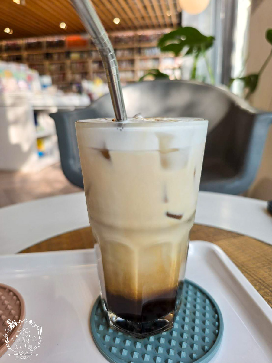 台南｜烏邦圖書店環河店｜純白系絕美景觀咖啡廳與壯觀書店？在運河畔旁愜意品味咖啡甜點