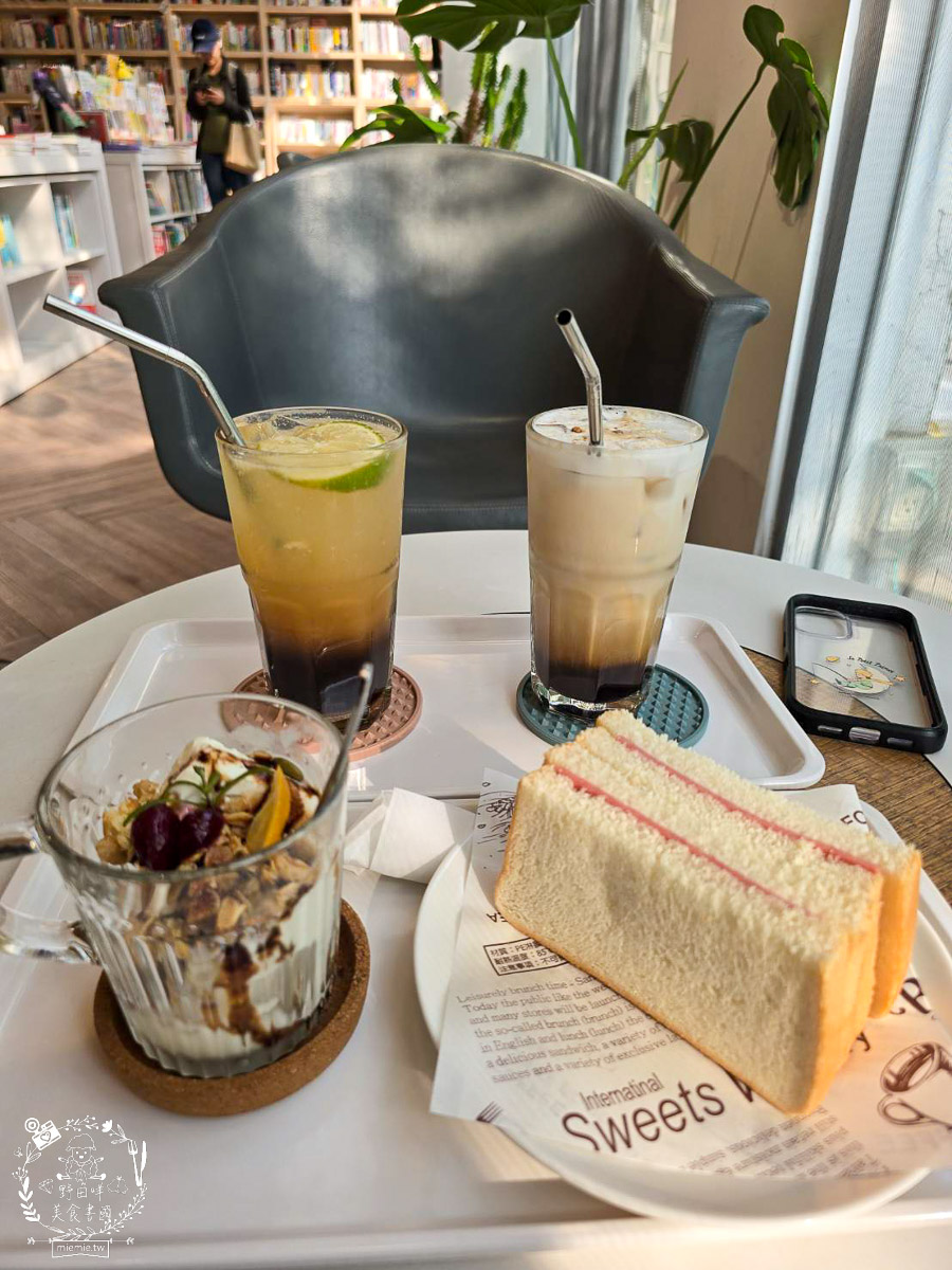 台南｜烏邦圖書店環河店｜純白系絕美景觀咖啡廳與壯觀書店？在運河畔旁愜意品味咖啡甜點