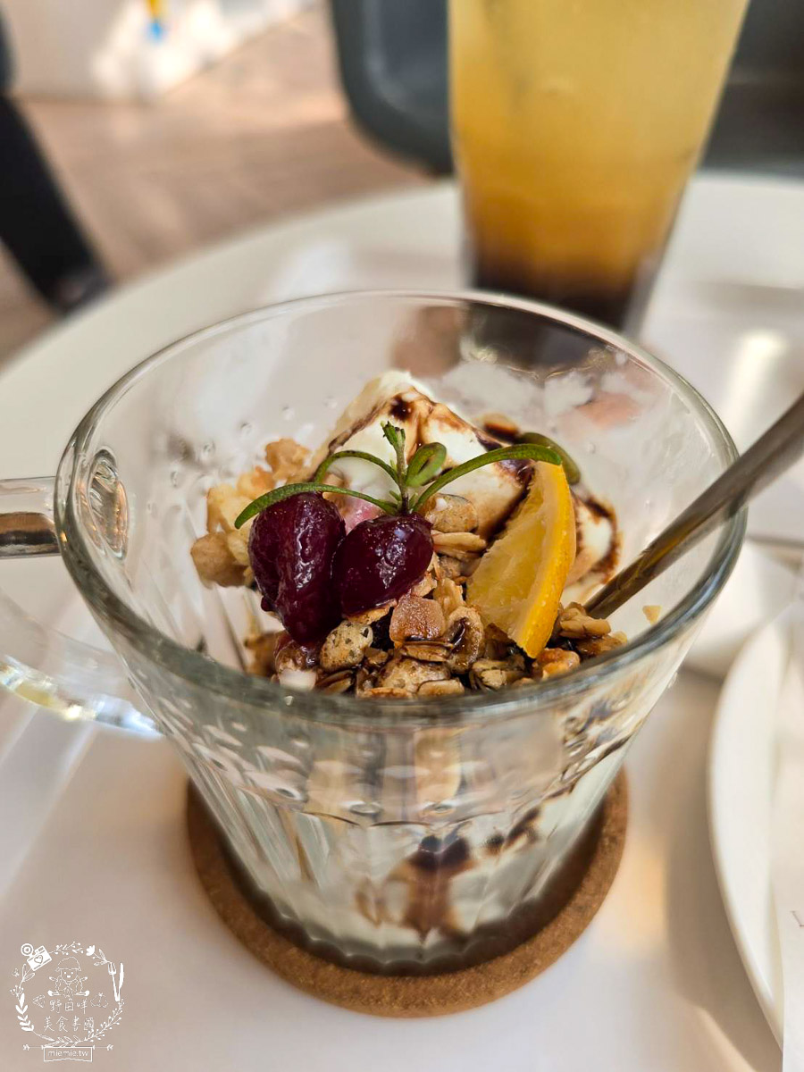 台南｜烏邦圖書店環河店｜純白系絕美景觀咖啡廳與壯觀書店？在運河畔旁愜意品味咖啡甜點