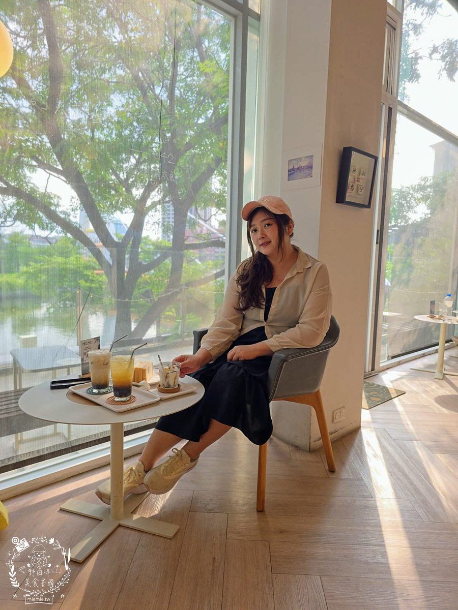 台南｜烏邦圖書店環河店｜純白系絕美景觀咖啡廳與壯觀書店？在運河畔旁愜意品味咖啡甜點