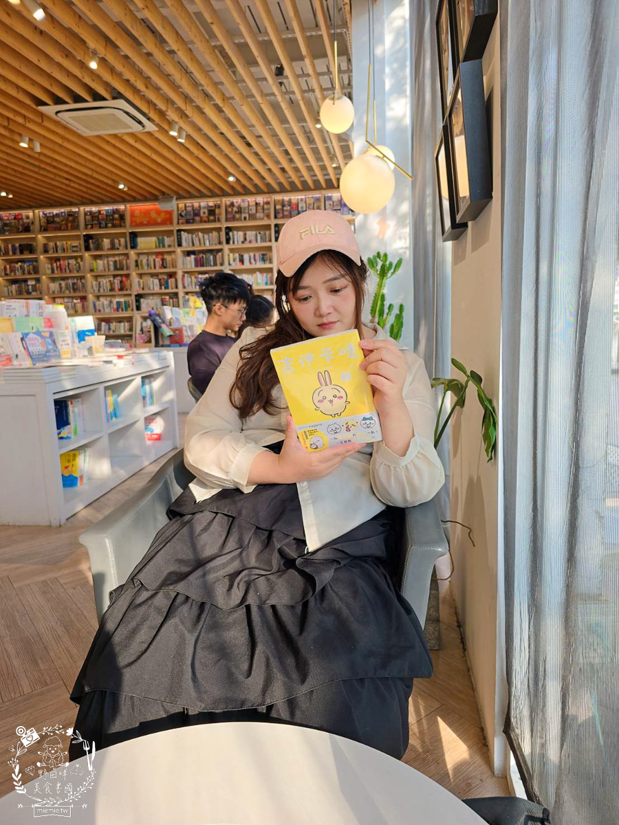 台南｜烏邦圖書店環河店｜純白系絕美景觀咖啡廳與壯觀書店？在運河畔旁愜意品味咖啡甜點