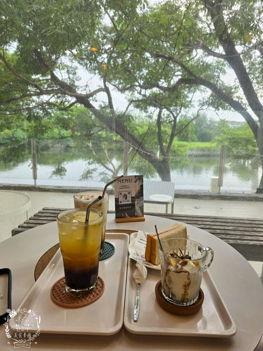 台南｜烏邦圖書店環河店｜純白系絕美景觀咖啡廳與壯觀書店？在運河畔旁愜意品味咖啡甜點