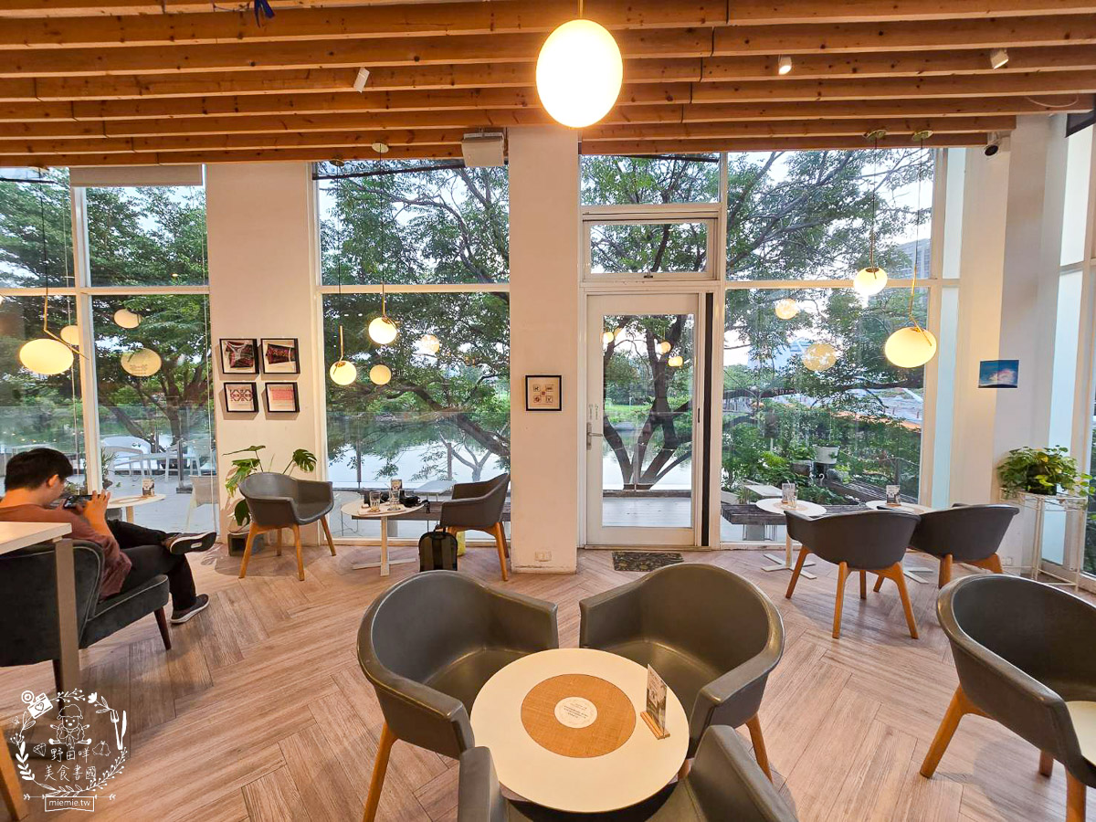 台南｜烏邦圖書店環河店｜純白系絕美景觀咖啡廳與壯觀書店？在運河畔旁愜意品味咖啡甜點