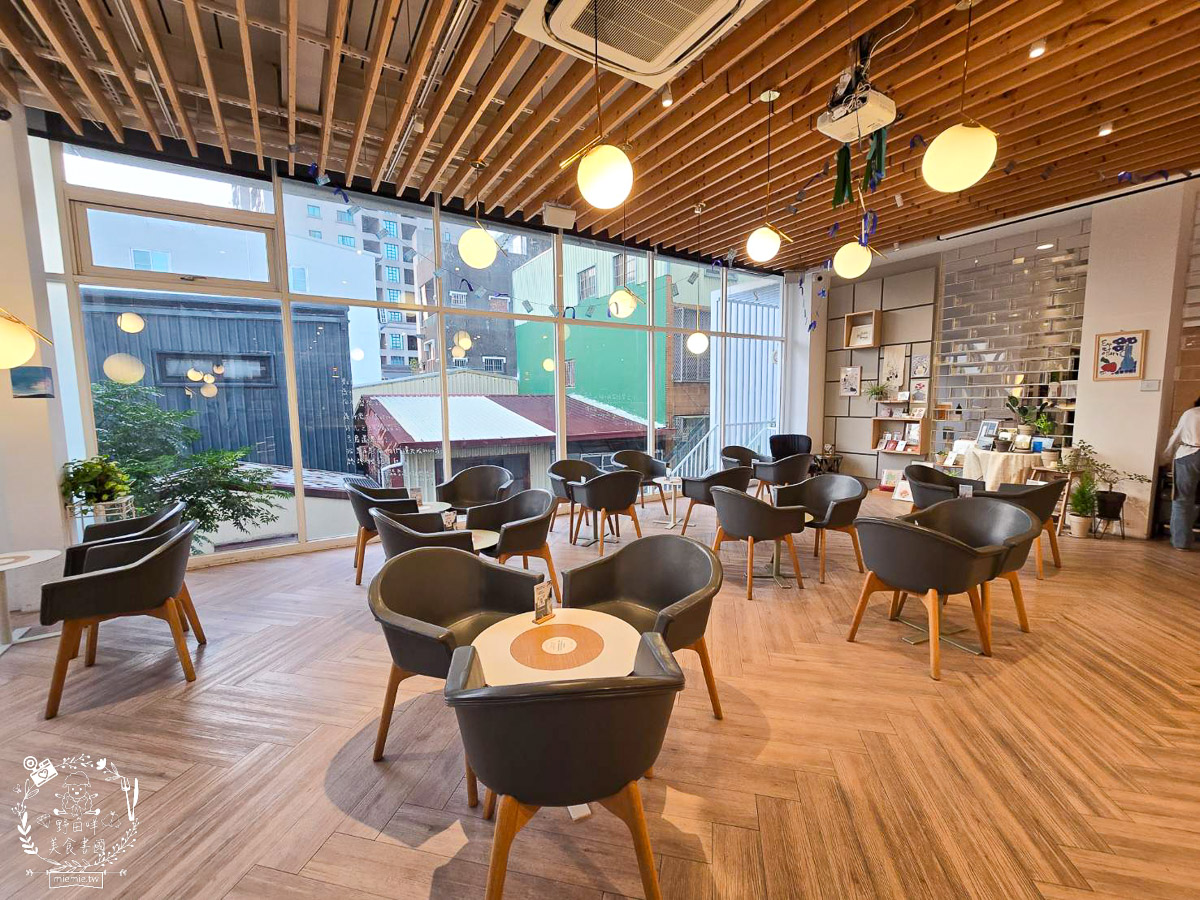 台南｜烏邦圖書店環河店｜純白系絕美景觀咖啡廳與壯觀書店？在運河畔旁愜意品味咖啡甜點