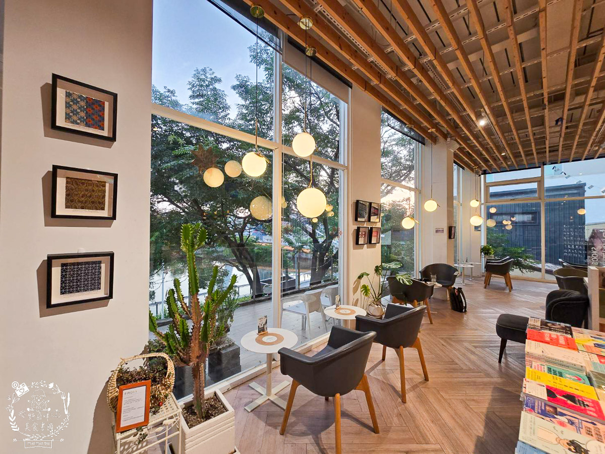 台南｜烏邦圖書店環河店｜純白系絕美景觀咖啡廳與壯觀書店？在運河畔旁愜意品味咖啡甜點