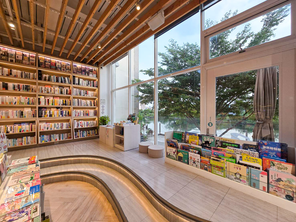 台南｜烏邦圖書店環河店｜純白系絕美景觀咖啡廳與壯觀書店？在運河畔旁愜意品味咖啡甜點