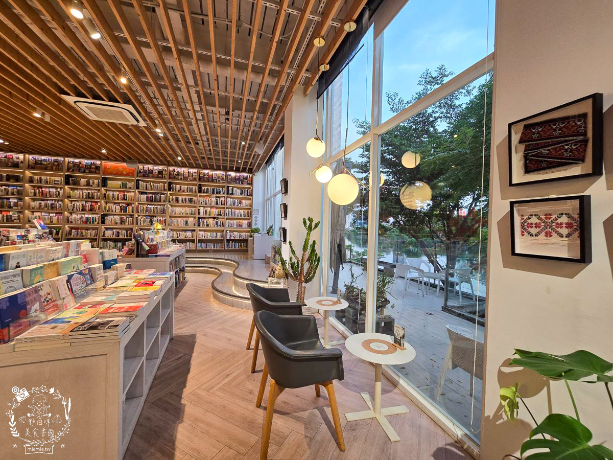 台南｜烏邦圖書店環河店｜純白系絕美景觀咖啡廳與壯觀書店？在運河畔旁愜意品味咖啡甜點
