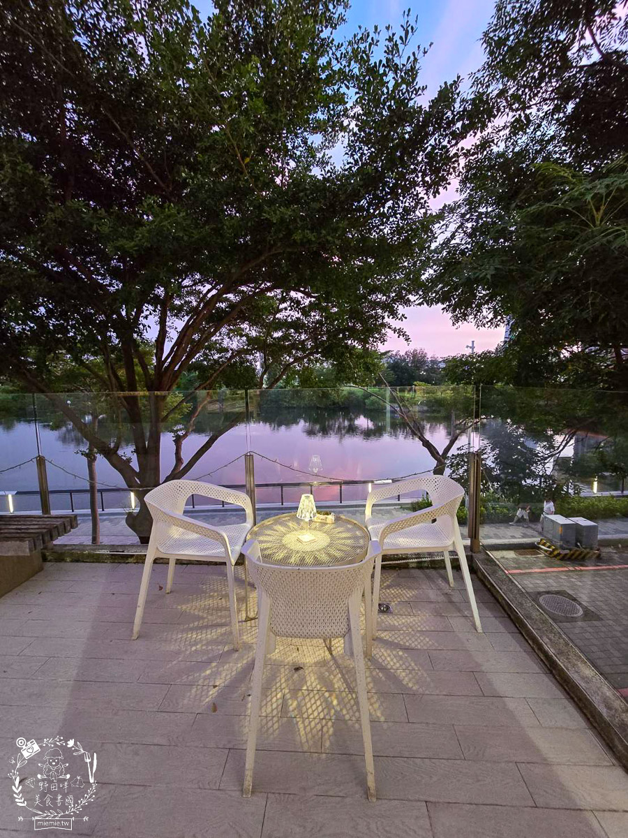 台南｜烏邦圖書店環河店｜純白系絕美景觀咖啡廳與壯觀書店？在運河畔旁愜意品味咖啡甜點