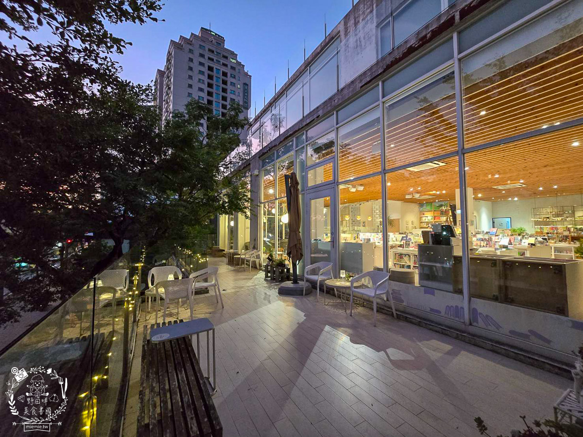 台南｜烏邦圖書店環河店｜純白系絕美景觀咖啡廳與壯觀書店？在運河畔旁愜意品味咖啡甜點