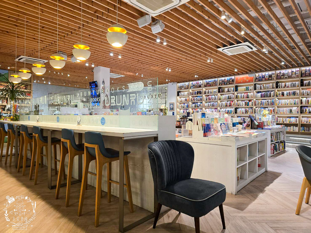 台南｜烏邦圖書店環河店｜純白系絕美景觀咖啡廳與壯觀書店？在運河畔旁愜意品味咖啡甜點