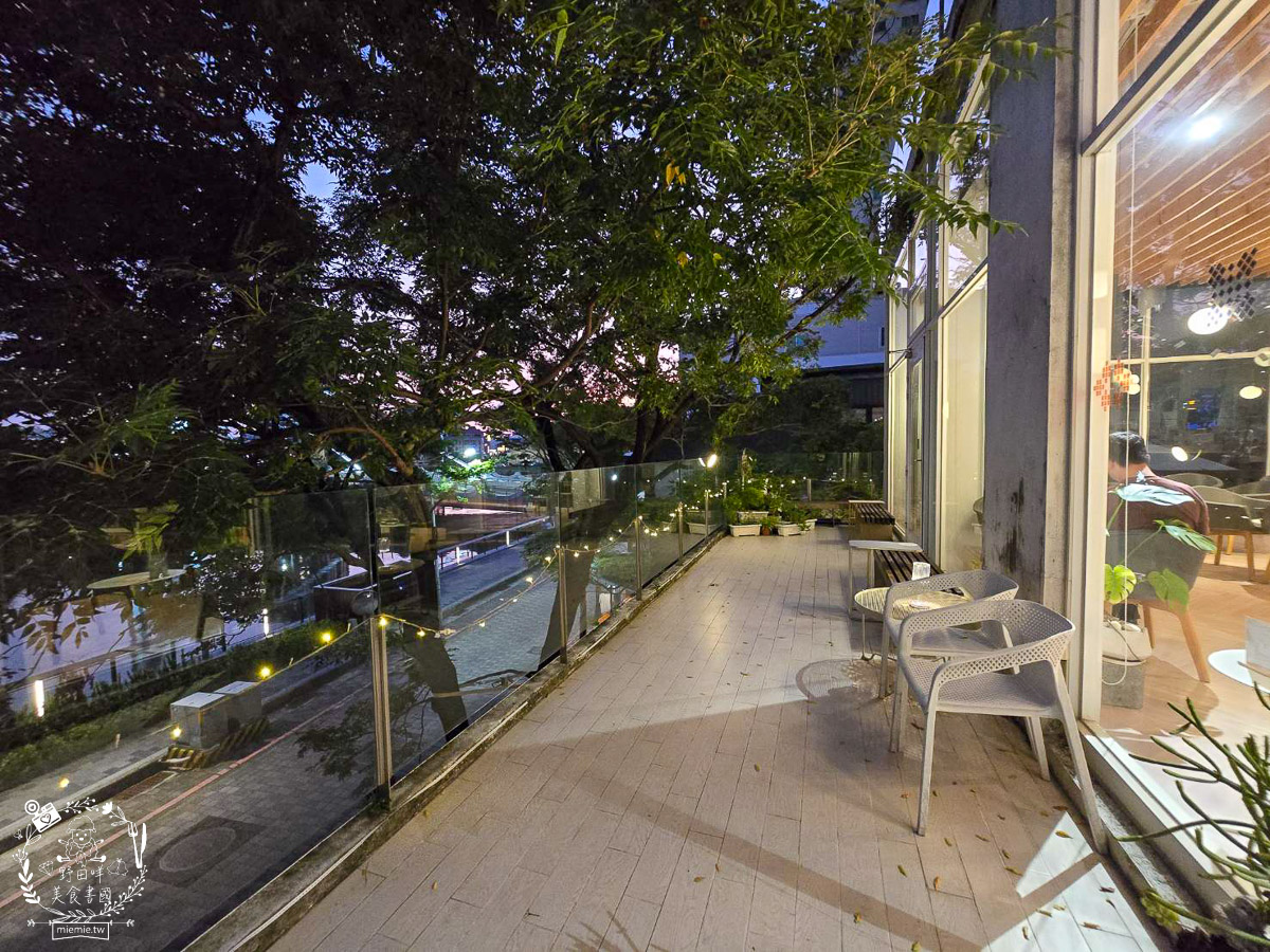 台南｜烏邦圖書店環河店｜純白系絕美景觀咖啡廳與壯觀書店？在運河畔旁愜意品味咖啡甜點