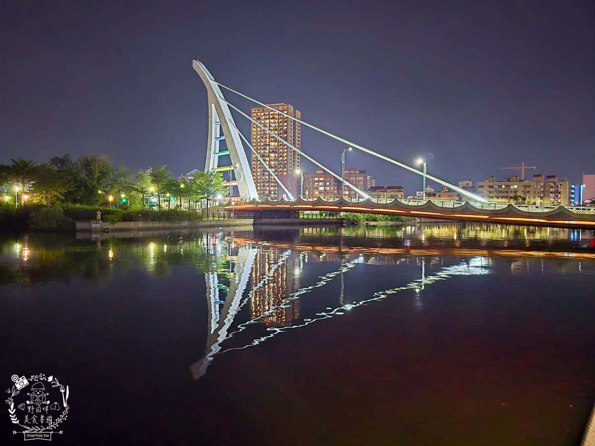 台南｜烏邦圖書店環河店｜純白系絕美景觀咖啡廳與壯觀書店？在運河畔旁愜意品味咖啡甜點