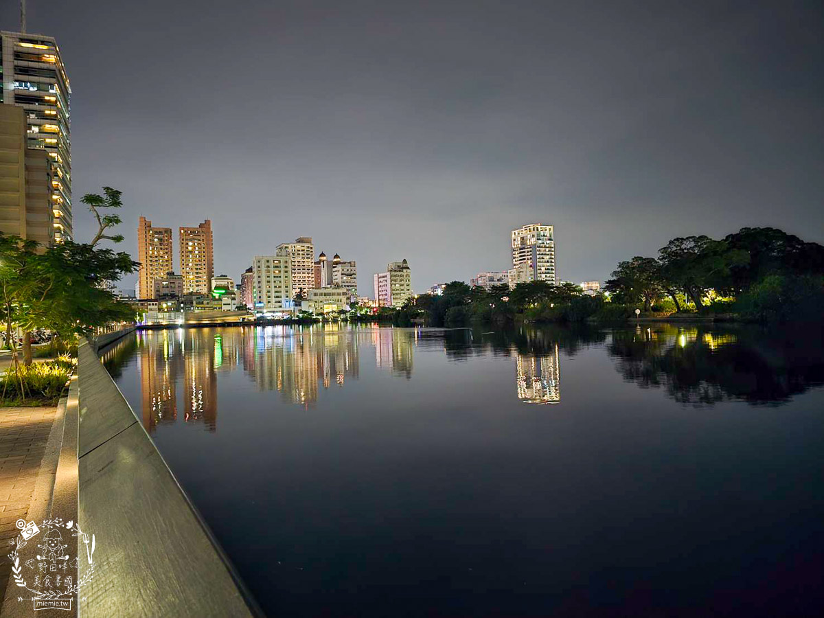 台南｜烏邦圖書店環河店｜純白系絕美景觀咖啡廳與壯觀書店？在運河畔旁愜意品味咖啡甜點