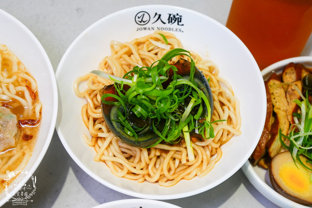 楠梓美食推薦｜久碗 台味麵舖｜超親民的銅板價文青麵食！平日也客滿的溫暖乾拌麵
