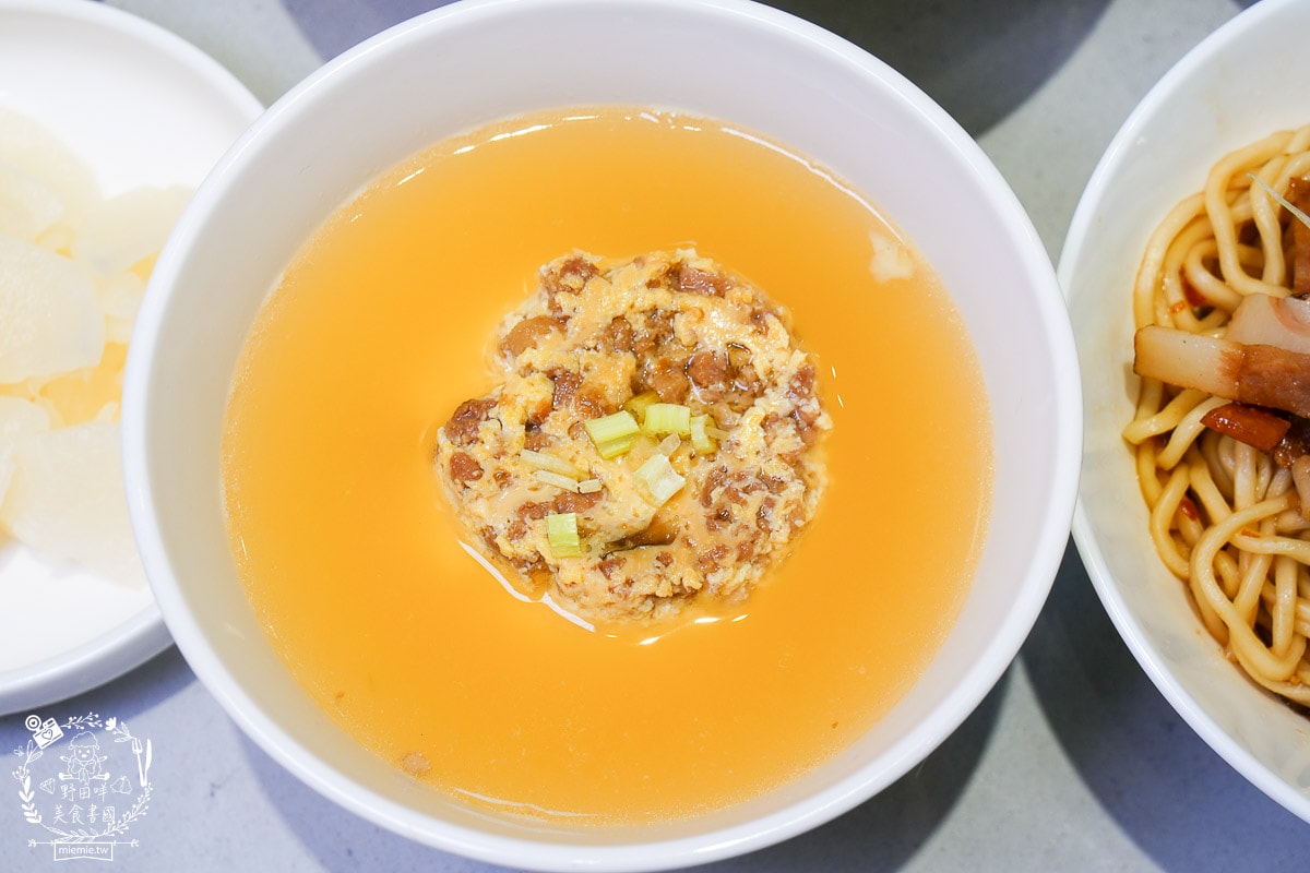 楠梓美食推薦｜久碗 台味麵舖｜超親民的銅板價文青麵食！平日也客滿的溫暖乾拌麵