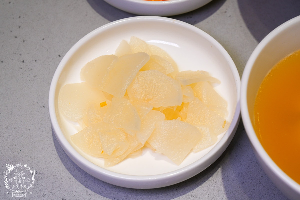 楠梓美食推薦｜久碗 台味麵舖｜超親民的銅板價文青麵食！平日也客滿的溫暖乾拌麵