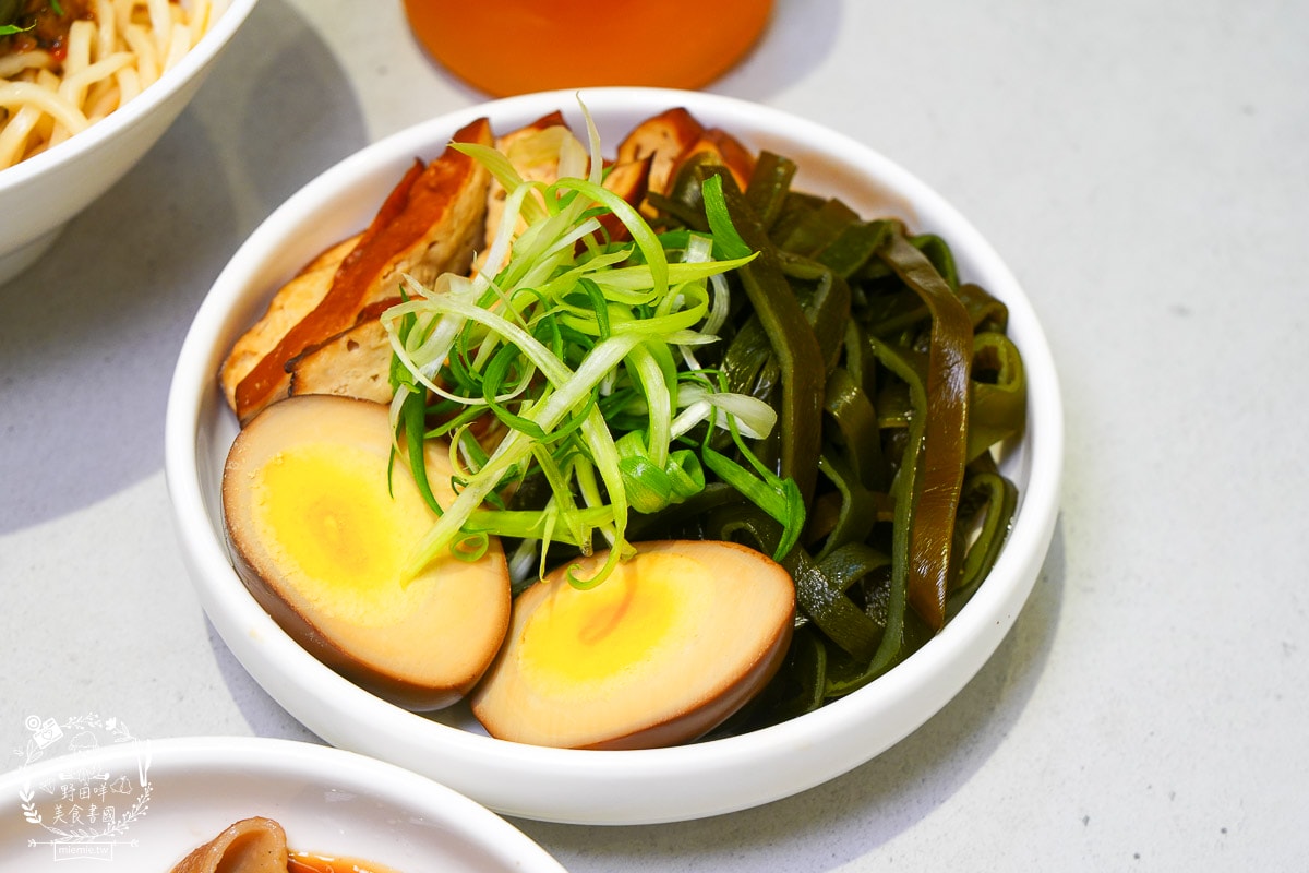 楠梓美食推薦｜久碗 台味麵舖｜超親民的銅板價文青麵食！平日也客滿的溫暖乾拌麵