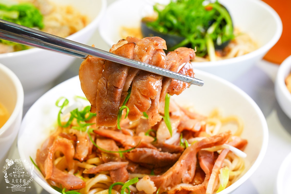 楠梓美食推薦｜久碗 台味麵舖｜超親民的銅板價文青麵食！平日也客滿的溫暖乾拌麵