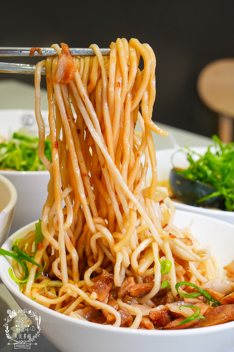 楠梓美食推薦｜久碗 台味麵舖｜超親民的銅板價文青麵食！平日也客滿的溫暖乾拌麵
