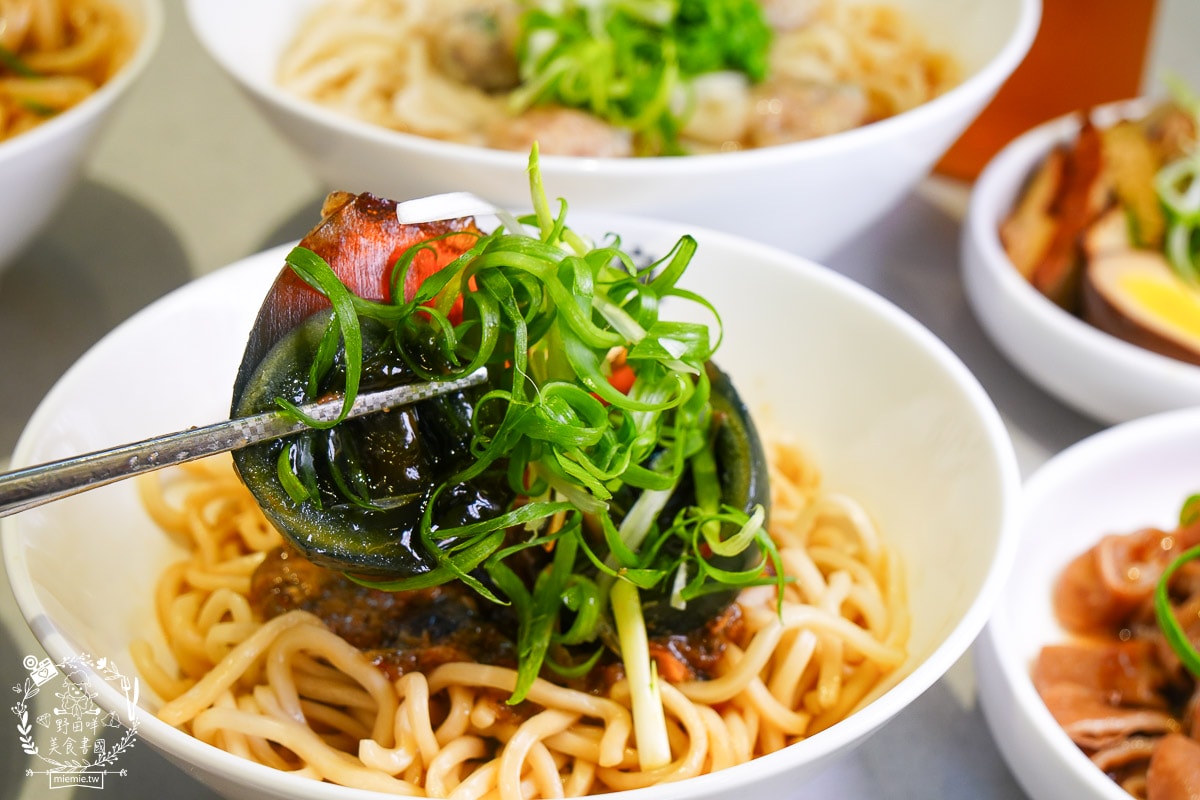 楠梓美食推薦｜久碗 台味麵舖｜超親民的銅板價文青麵食！平日也客滿的溫暖乾拌麵