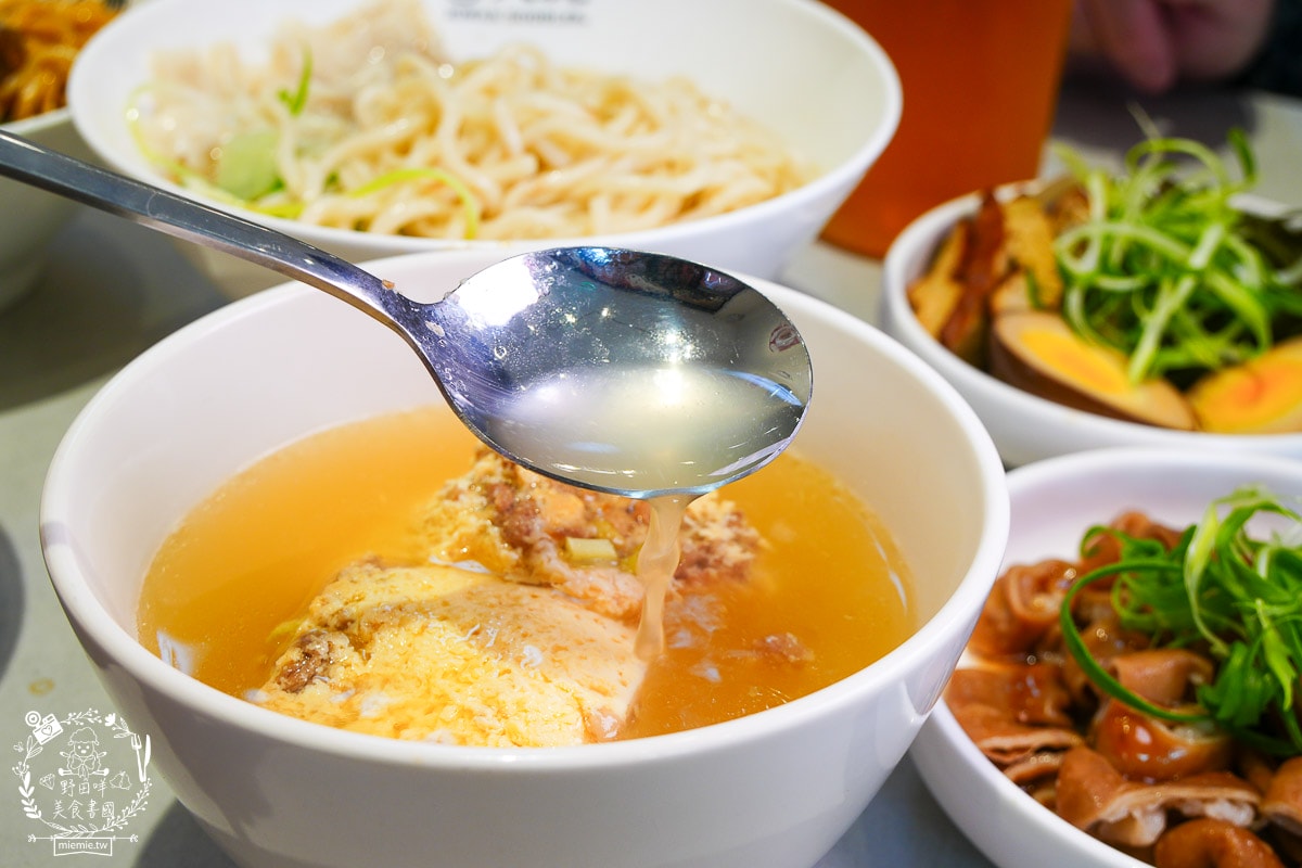 楠梓美食推薦｜久碗 台味麵舖｜超親民的銅板價文青麵食！平日也客滿的溫暖乾拌麵