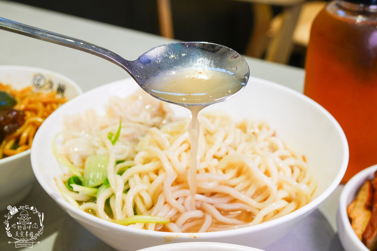 楠梓美食推薦｜久碗 台味麵舖｜超親民的銅板價文青麵食！平日也客滿的溫暖乾拌麵