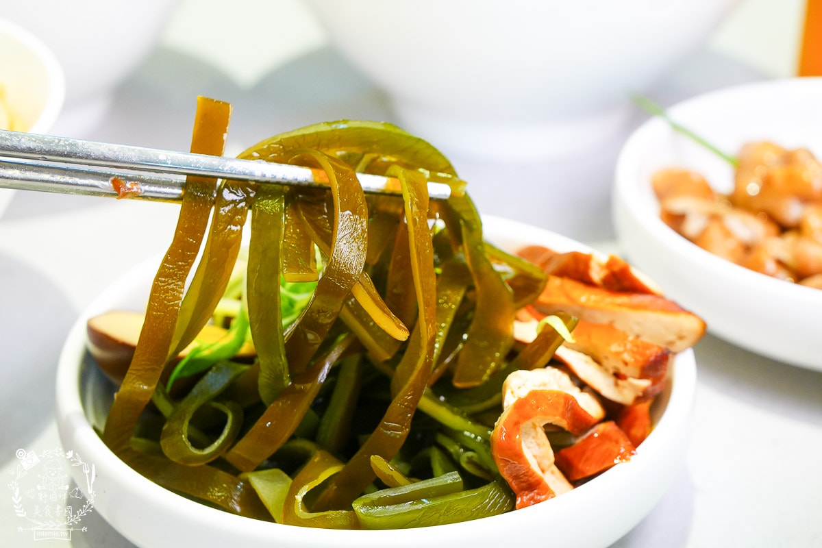 楠梓美食推薦｜久碗 台味麵舖｜超親民的銅板價文青麵食！平日也客滿的溫暖乾拌麵