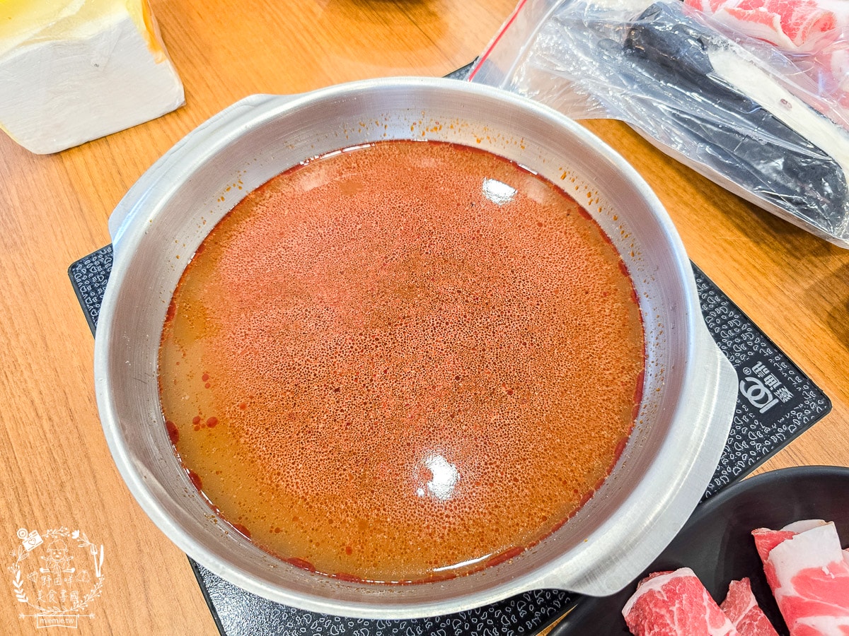 高雄旗山必吃推薦[熊有良心火鍋吃到飽]這海鮮吃到飽太過份！巨型蚵仔、鮮蝦與爆料花枝漿讓人讚不絕口！