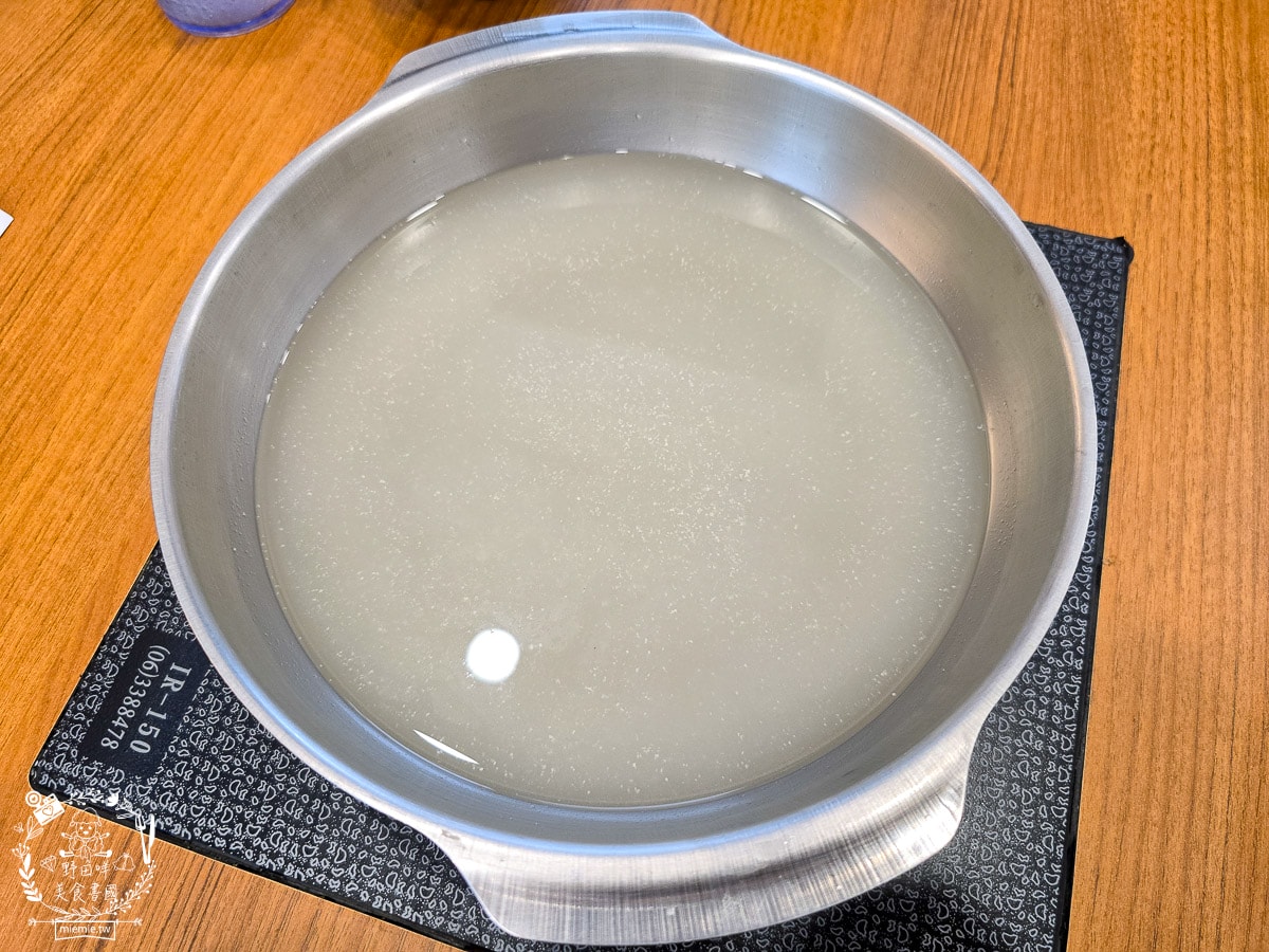 高雄旗山必吃推薦[熊有良心火鍋吃到飽]這海鮮吃到飽太過份！巨型蚵仔、鮮蝦與爆料花枝漿讓人讚不絕口！