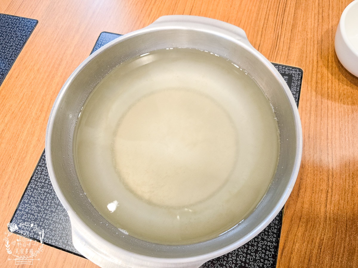 高雄旗山必吃推薦[熊有良心火鍋吃到飽]這海鮮吃到飽太過份！巨型蚵仔、鮮蝦與爆料花枝漿讓人讚不絕口！
