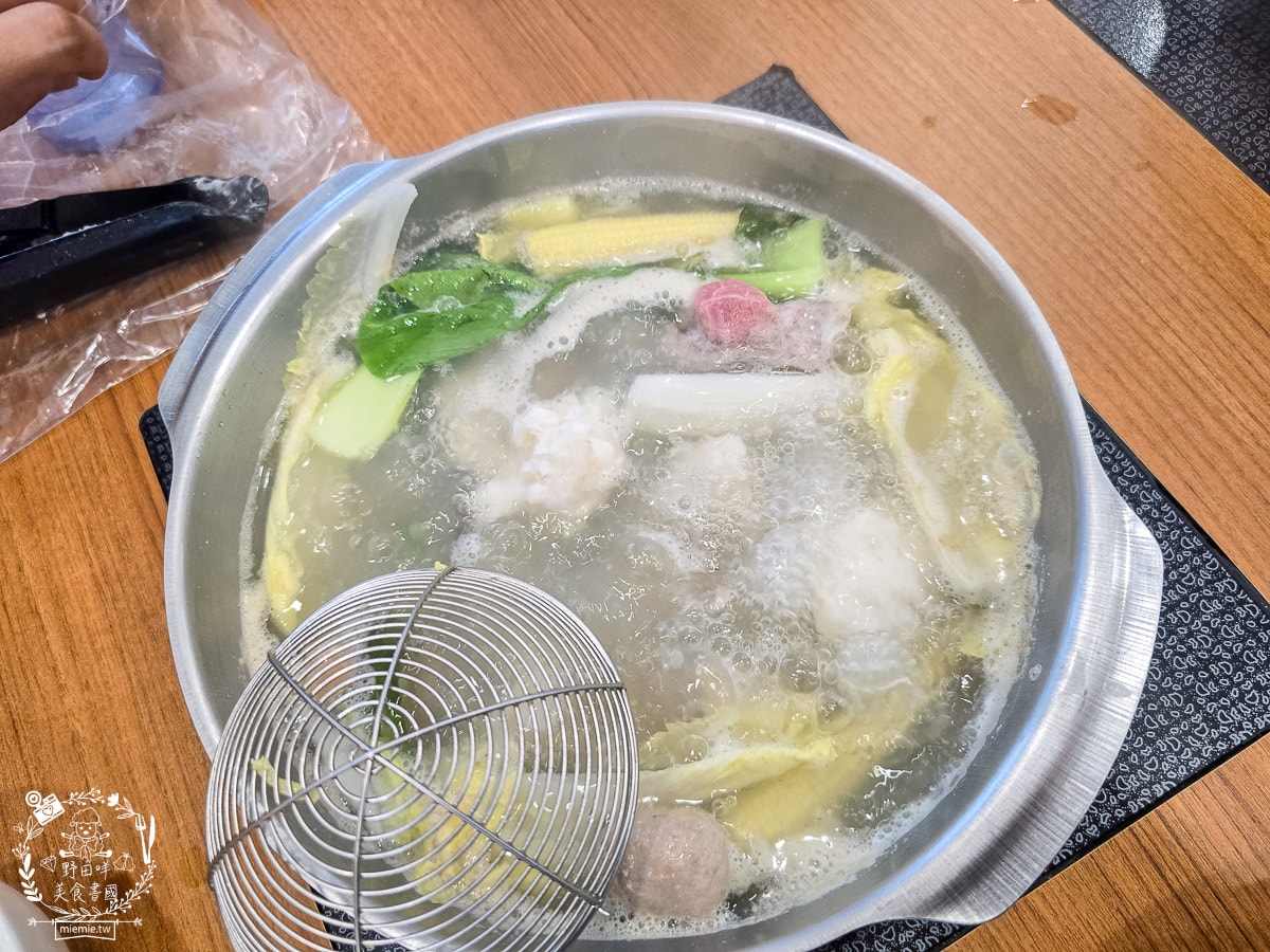 高雄旗山必吃推薦[熊有良心火鍋吃到飽]這海鮮吃到飽太過份！巨型蚵仔、鮮蝦與爆料花枝漿讓人讚不絕口！
