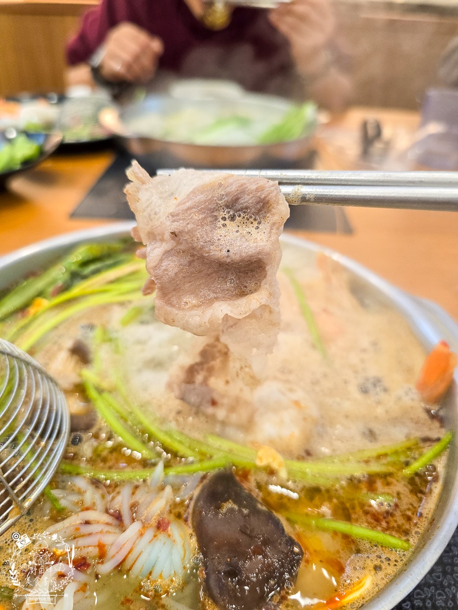 高雄旗山必吃推薦[熊有良心火鍋吃到飽]這海鮮吃到飽太過份！巨型蚵仔、鮮蝦與爆料花枝漿讓人讚不絕口！