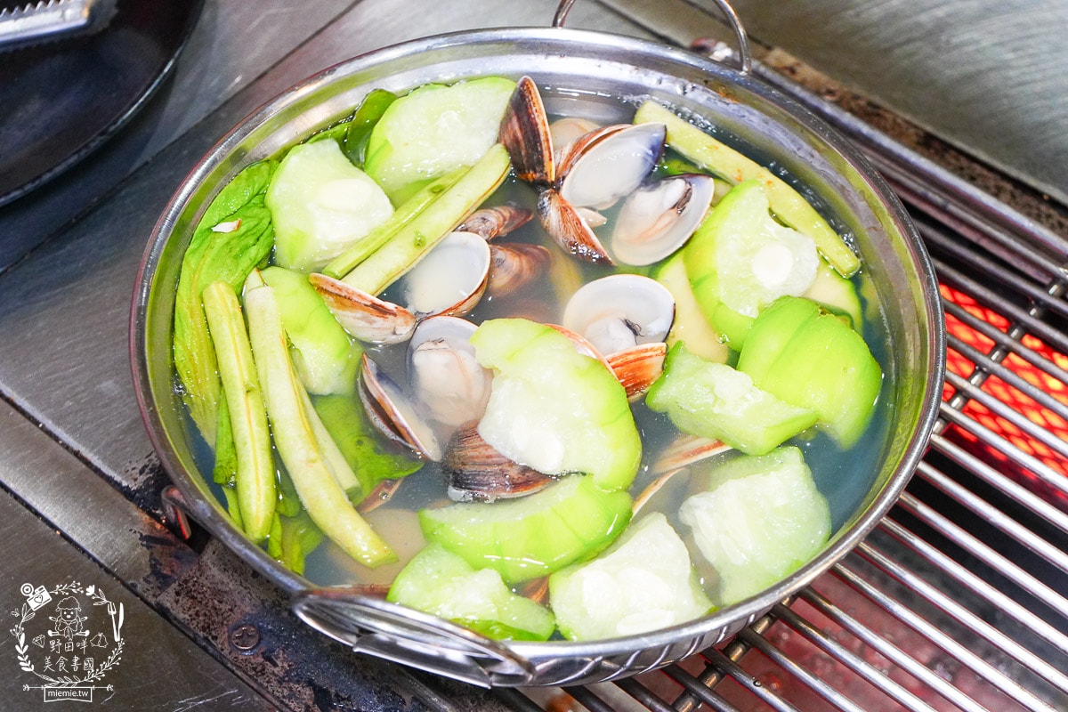 高雄美食[南海澎湖燒烤吃到飽]現撈海魚、澎湖鮮蚵吃到飽！挑戰 100+ 種食材，火烤兩吃的極致海味盛宴