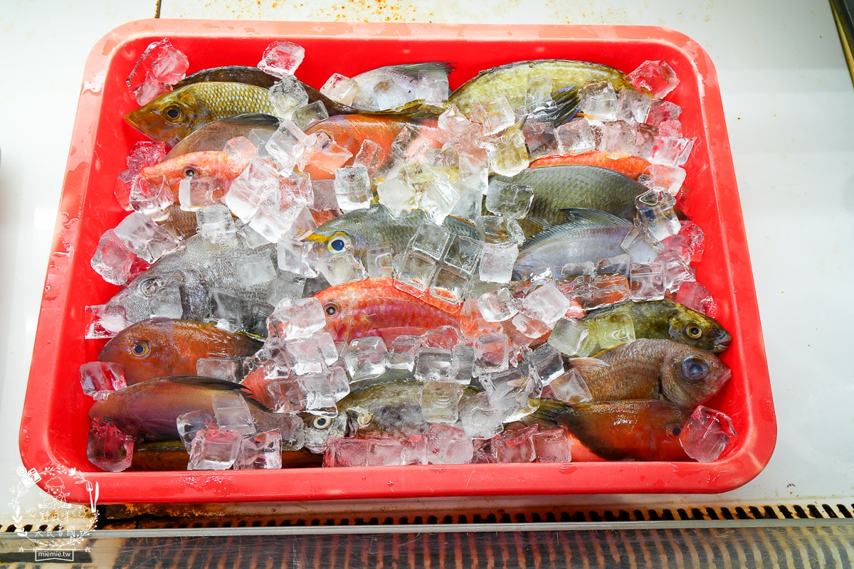 高雄美食[南海澎湖燒烤吃到飽]現撈海魚、澎湖鮮蚵吃到飽！挑戰 100+ 種食材，火烤兩吃的極致海味盛宴