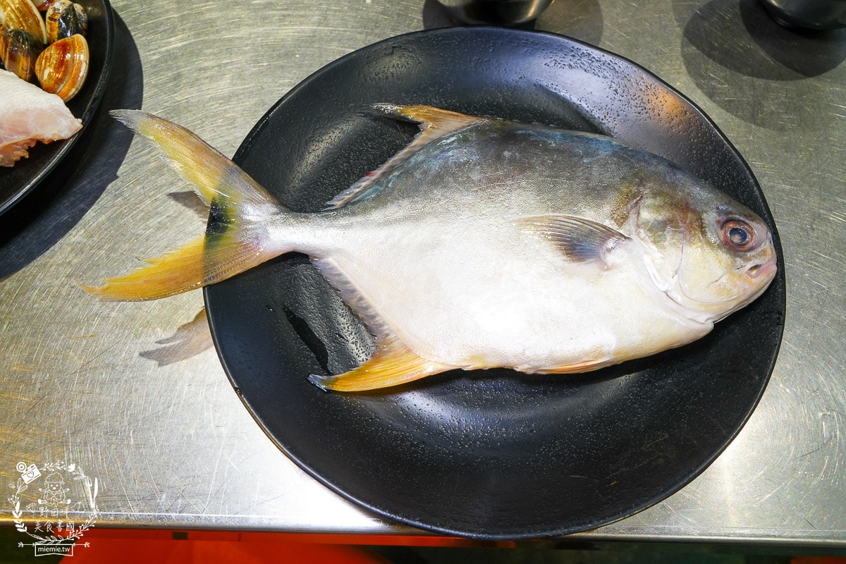 高雄美食[南海澎湖燒烤吃到飽]現撈海魚、澎湖鮮蚵吃到飽！挑戰 100+ 種食材，火烤兩吃的極致海味盛宴