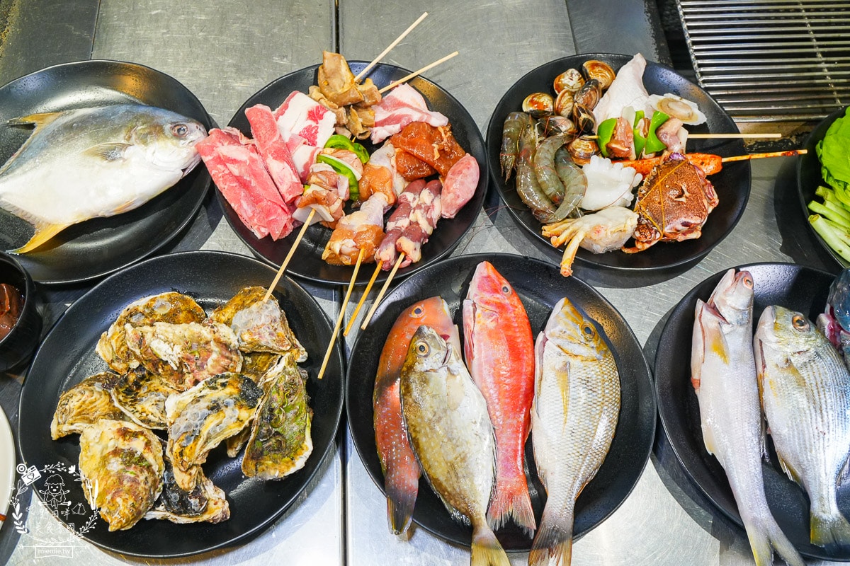 高雄美食[南海澎湖燒烤吃到飽]現撈海魚、澎湖鮮蚵吃到飽！挑戰 100+ 種食材，火烤兩吃的極致海味盛宴