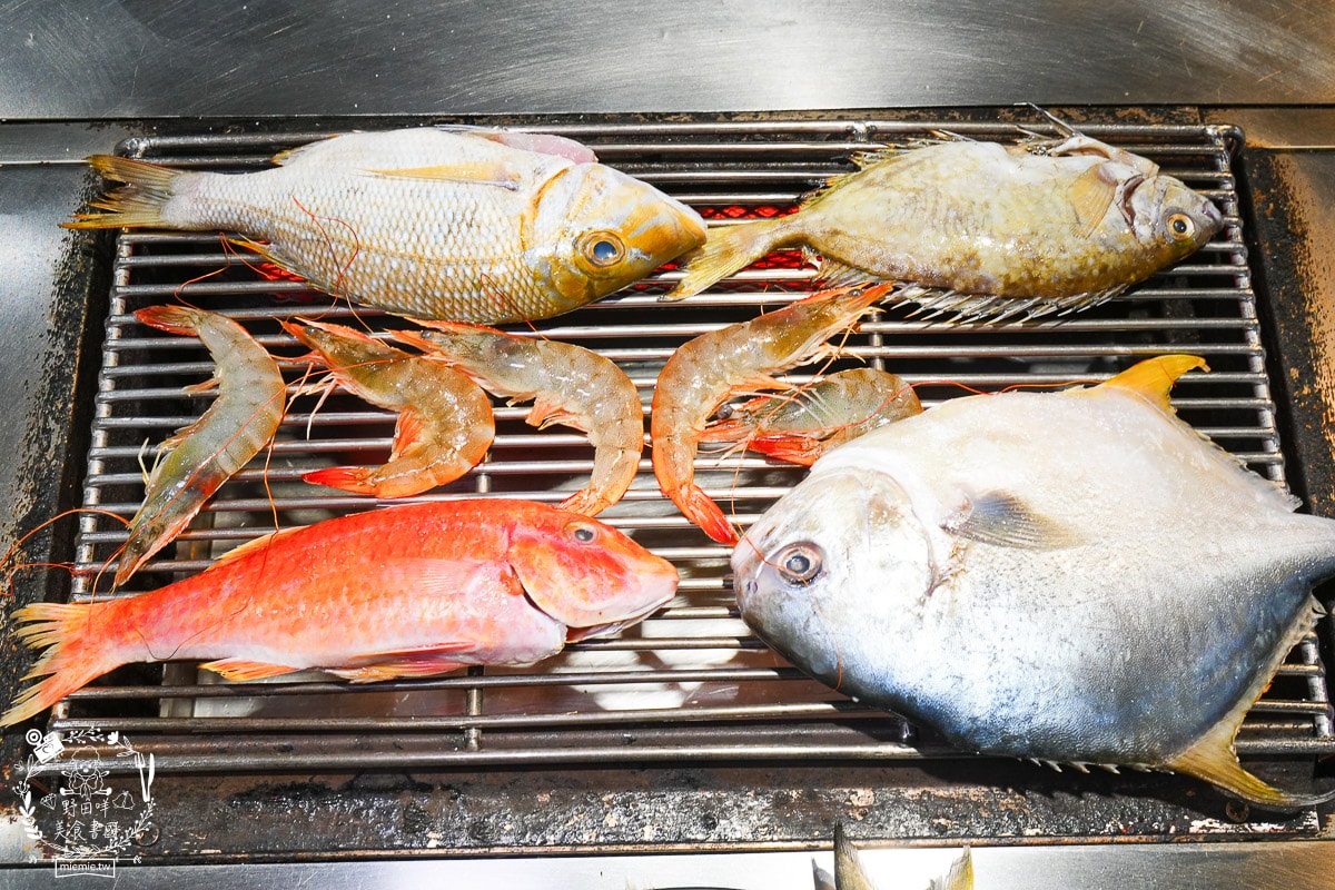 高雄美食[南海澎湖燒烤吃到飽]現撈海魚、澎湖鮮蚵吃到飽！挑戰 100+ 種食材，火烤兩吃的極致海味盛宴