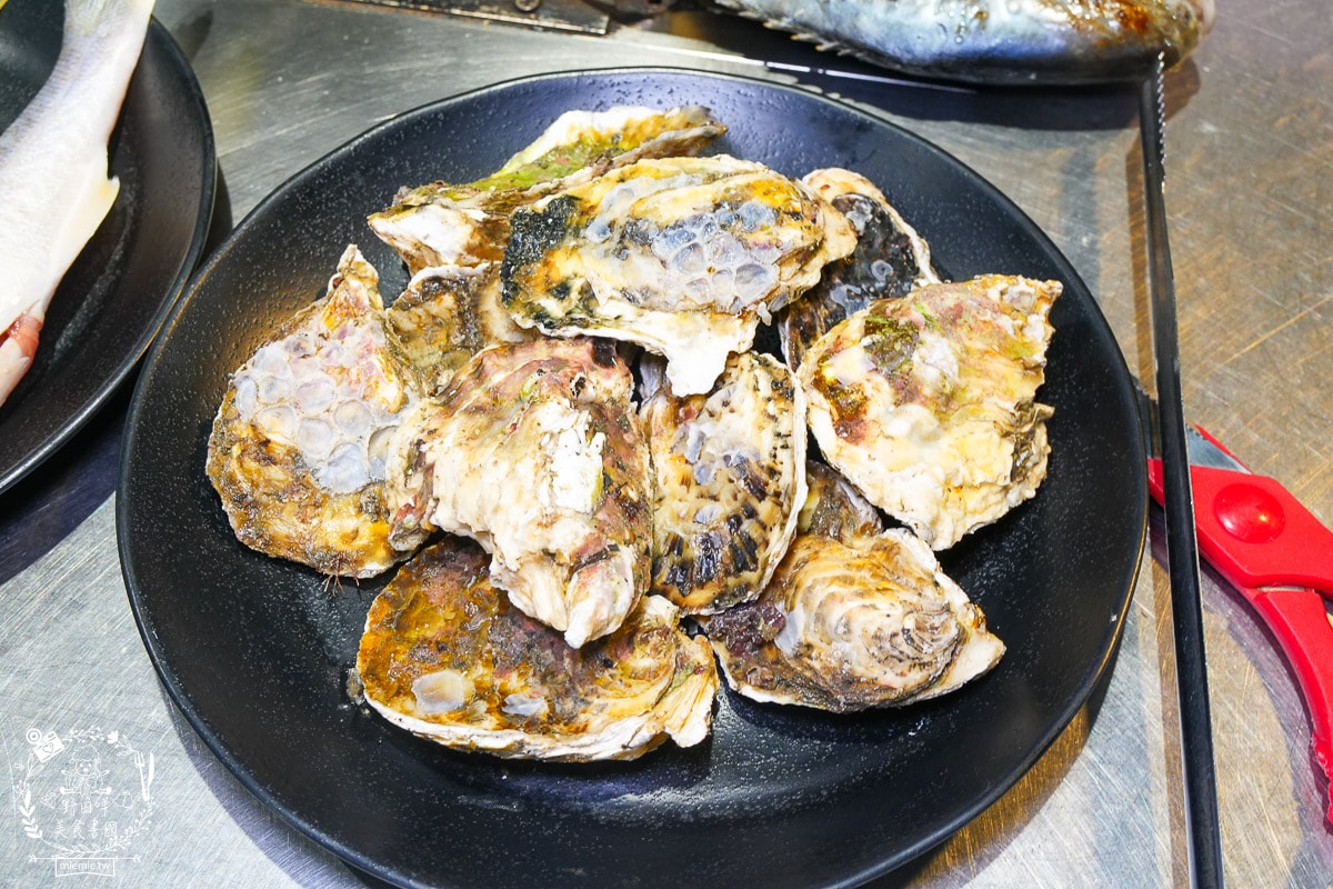 高雄美食[南海澎湖燒烤吃到飽]現撈海魚、澎湖鮮蚵吃到飽！挑戰 100+ 種食材，火烤兩吃的極致海味盛宴