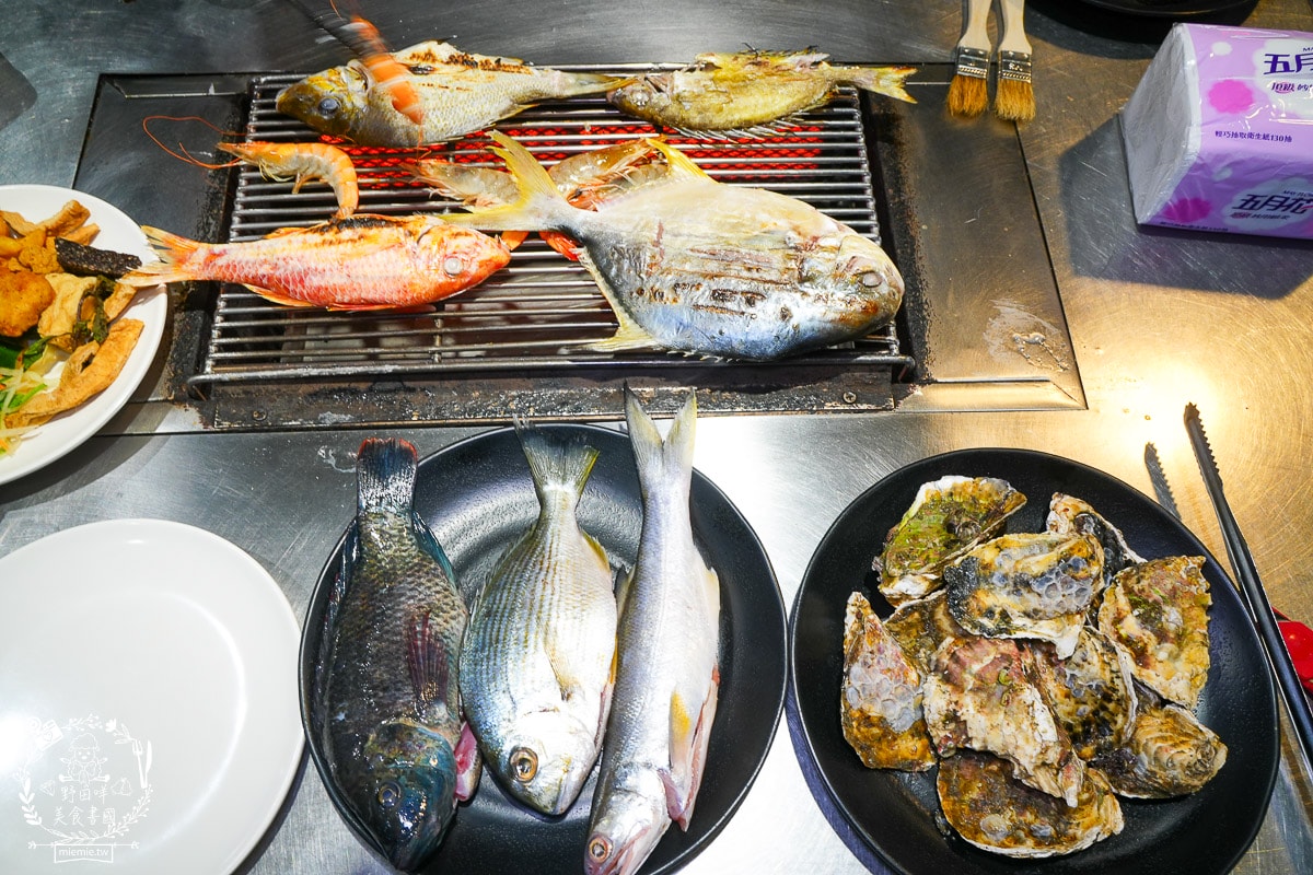 高雄美食[南海澎湖燒烤吃到飽]現撈海魚、澎湖鮮蚵吃到飽！挑戰 100+ 種食材，火烤兩吃的極致海味盛宴