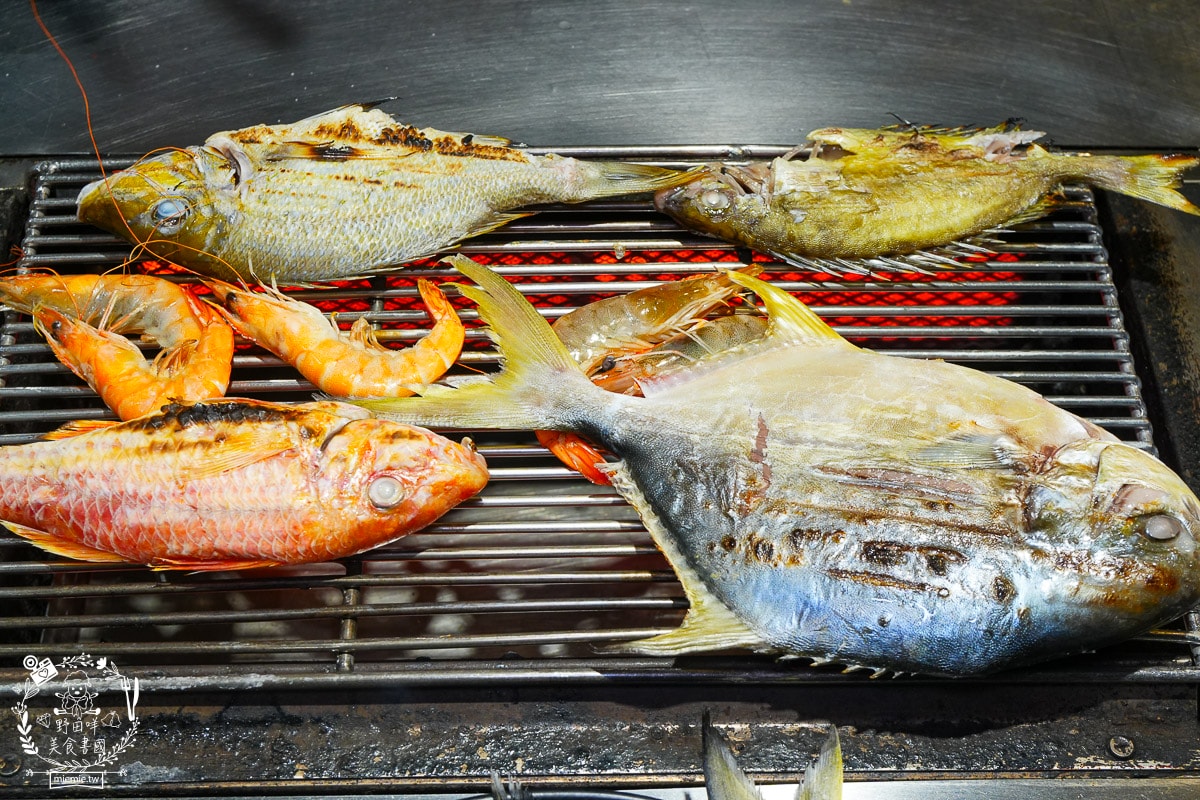 高雄美食[南海澎湖燒烤吃到飽]現撈海魚、澎湖鮮蚵吃到飽！挑戰 100+ 種食材，火烤兩吃的極致海味盛宴