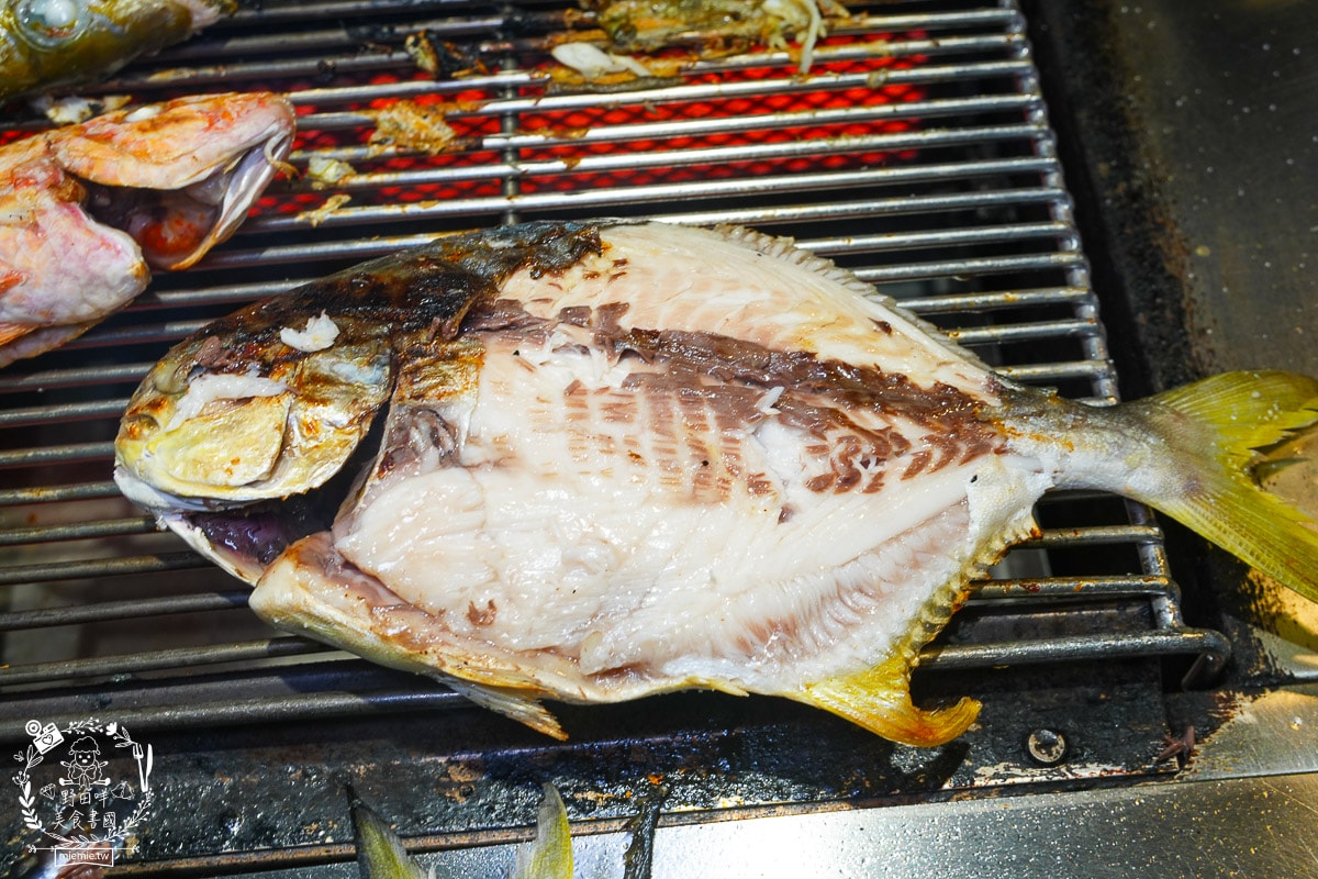 高雄美食[南海澎湖燒烤吃到飽]現撈海魚、澎湖鮮蚵吃到飽！挑戰 100+ 種食材，火烤兩吃的極致海味盛宴