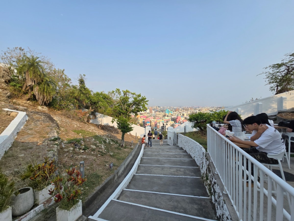 高雄最強可頌 OCEAN BAKERY 進駐旗津燈塔！無敵夕陽海景、限定可頌霜淇淋全攻略
